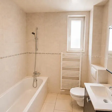 Spacious With Garden In